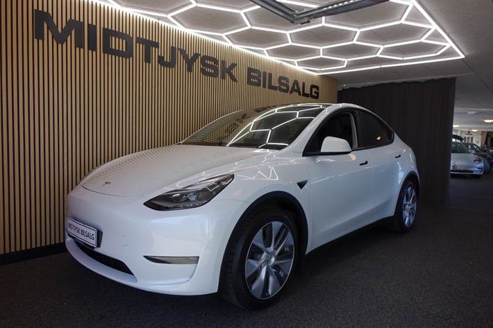Hvid Tesla Model Y fra 2023