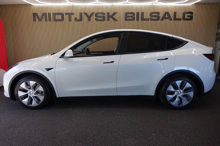 Hvid Tesla Model Y fra 2023
