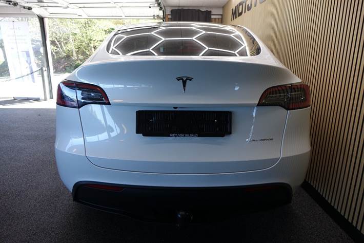 Hvid Tesla Model Y fra 2023