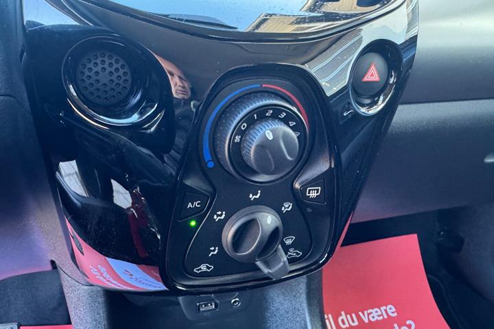Grå Peugeot 108 fra 2017