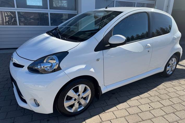 Hvid Toyota Aygo fra 2014