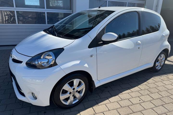 Hvid Toyota Aygo fra 2014