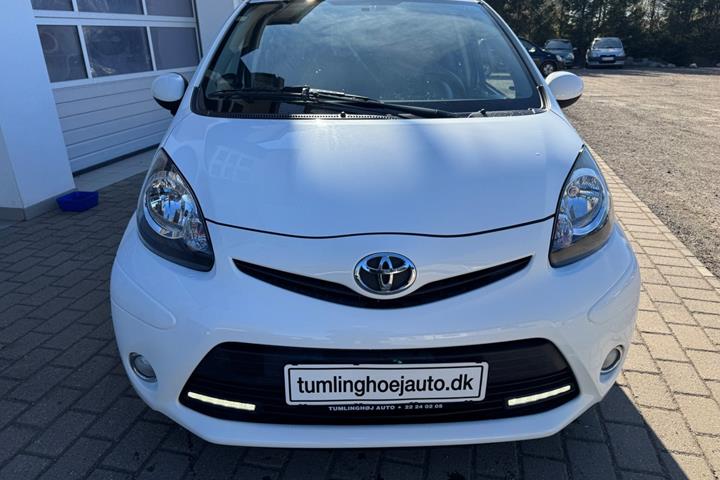 Hvid Toyota Aygo fra 2014