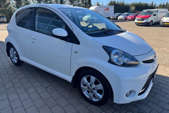 Hvid Toyota Aygo fra 2014