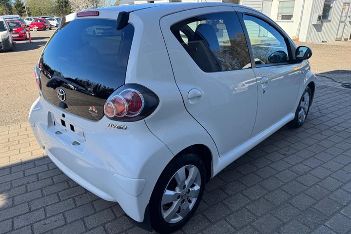 Hvid Toyota Aygo fra 2014