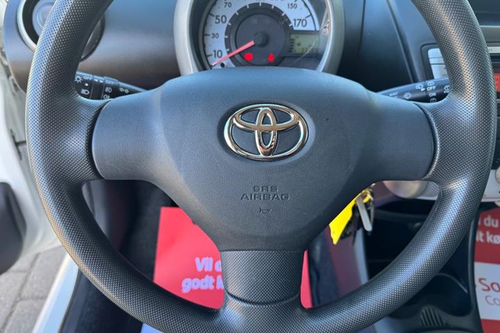 Hvid Toyota Aygo fra 2014
