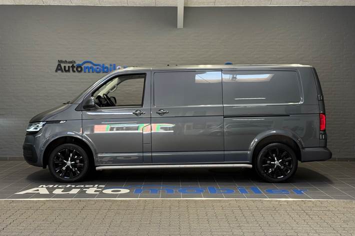 Grå VW Transporter fra 2024
