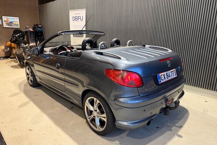 Grå Peugeot 206 fra 2005