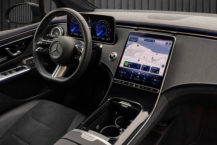 Sort Mercedes EQE350 fra 2024