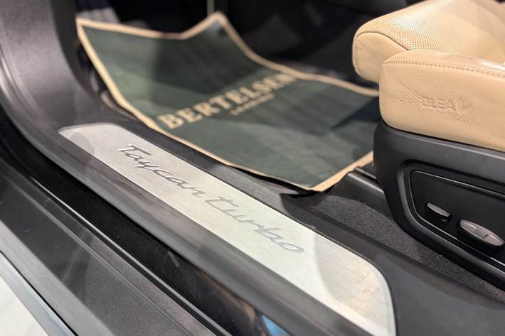 Sort Porsche Taycan Turbo fra 2020