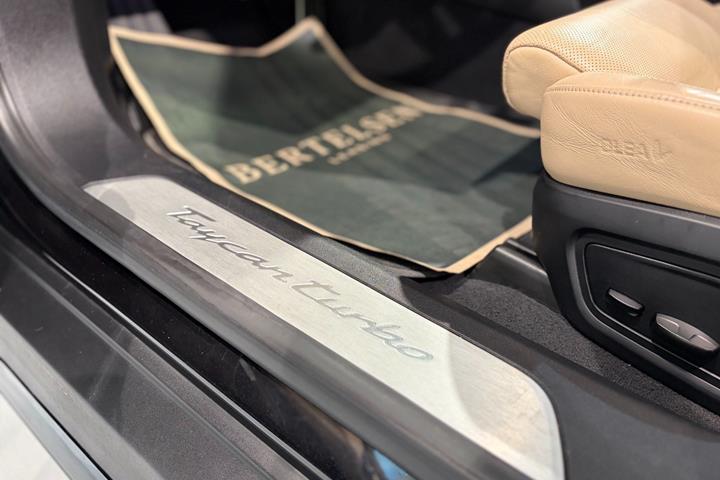 Sort Porsche Taycan Turbo fra 2020