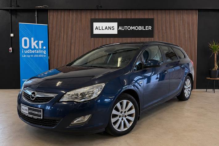 Blå Opel Astra fra 2012 set udefra