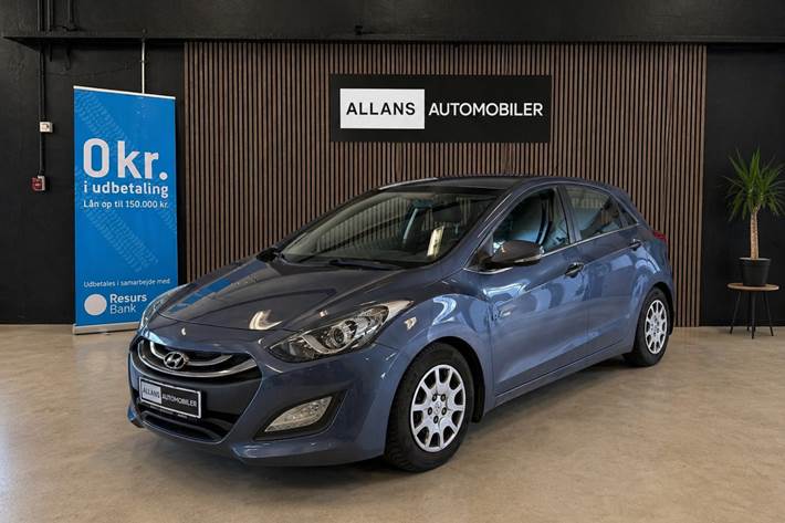Blå Hyundai i30 fra 2013 set udefra