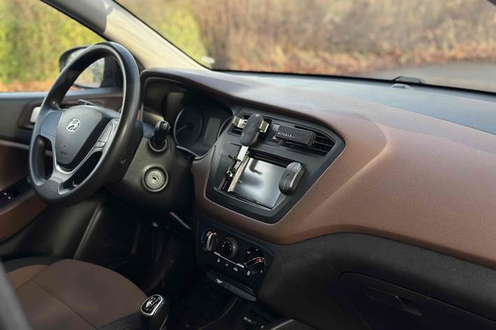 Brun Hyundai i20 fra 2015