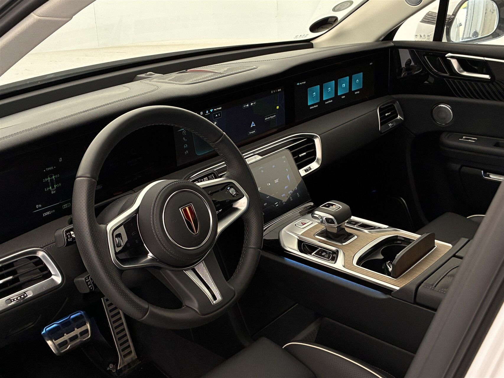 Hvid Hongqi E-HS9 fra 2025