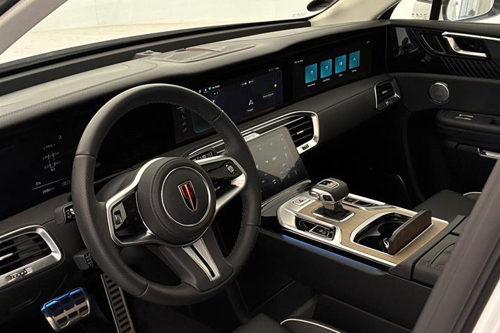 Hvid Hongqi E-HS9 fra 2025