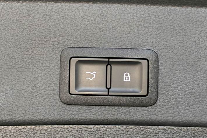 Hvid Hongqi E-HS9 fra 2025