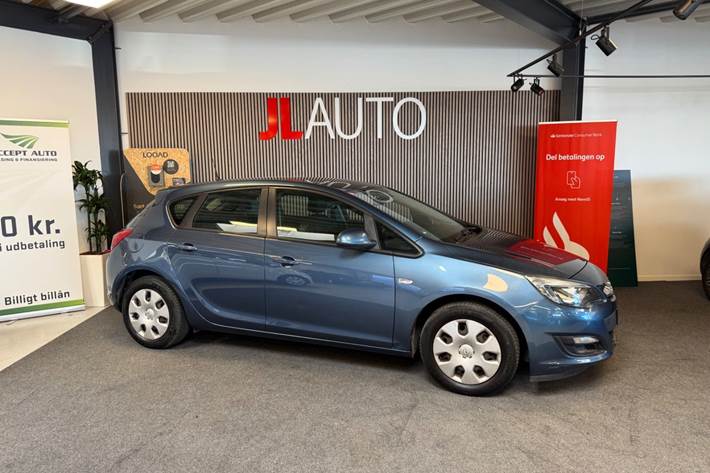 Blå Opel Astra fra 2014