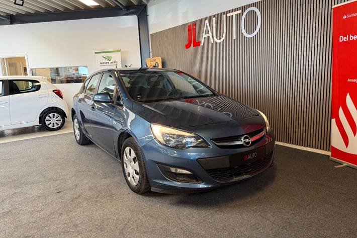 Blå Opel Astra fra 2014