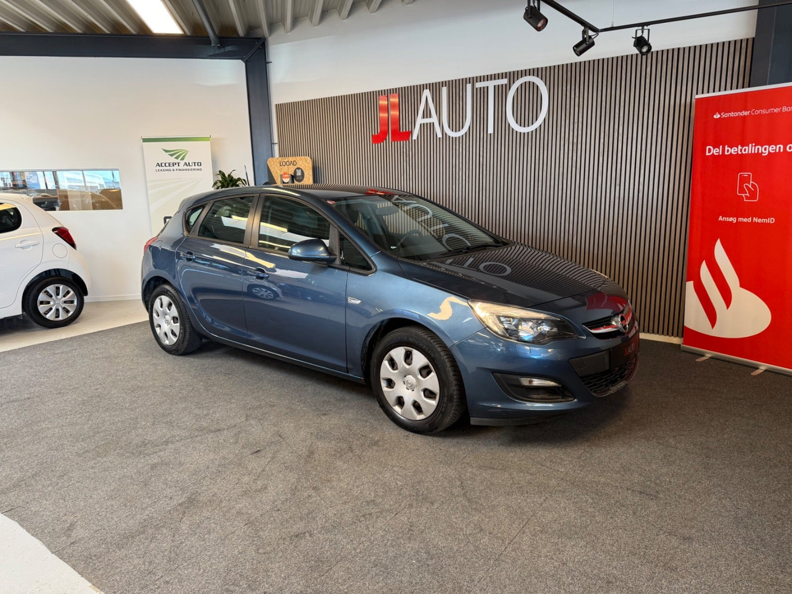 Blå Opel Astra fra 2014