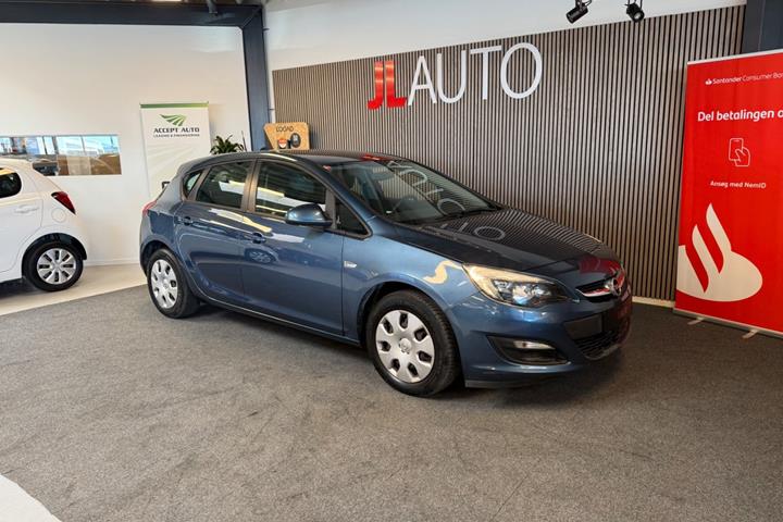 Blå Opel Astra fra 2014