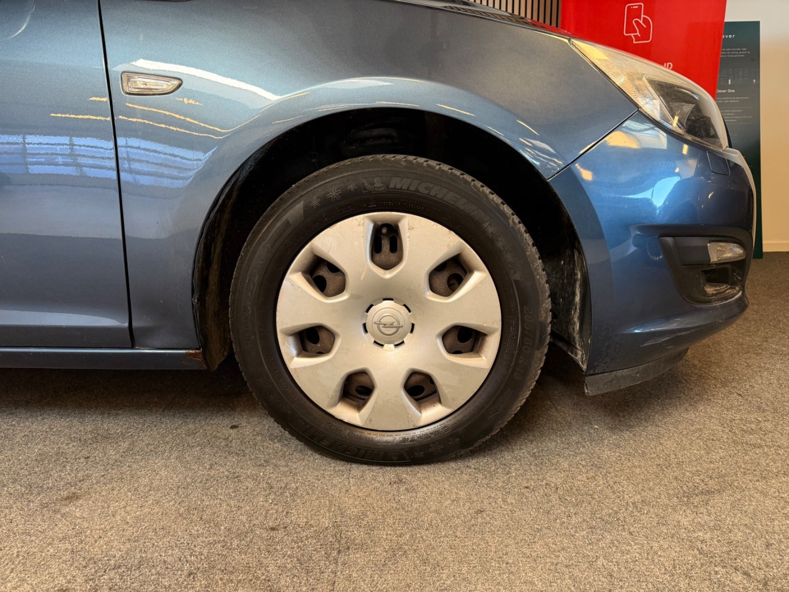 Blå Opel Astra fra 2014