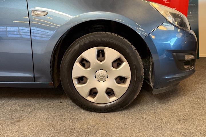 Blå Opel Astra fra 2014