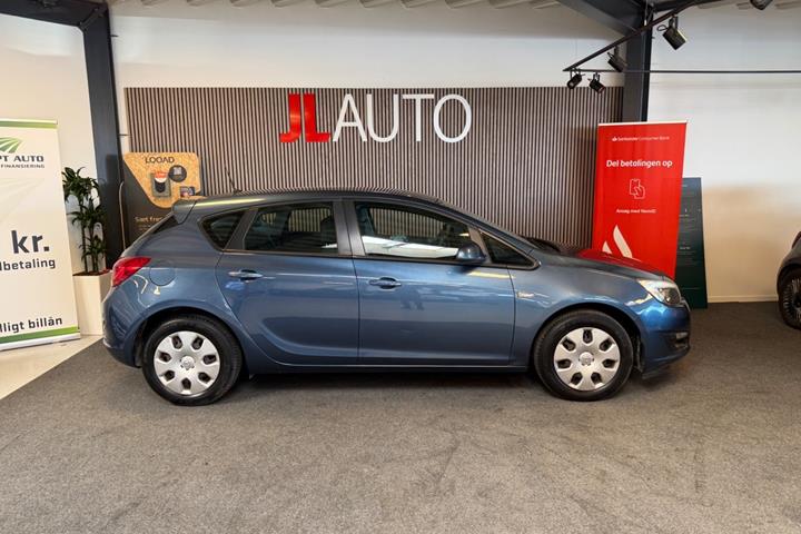 Blå Opel Astra fra 2014