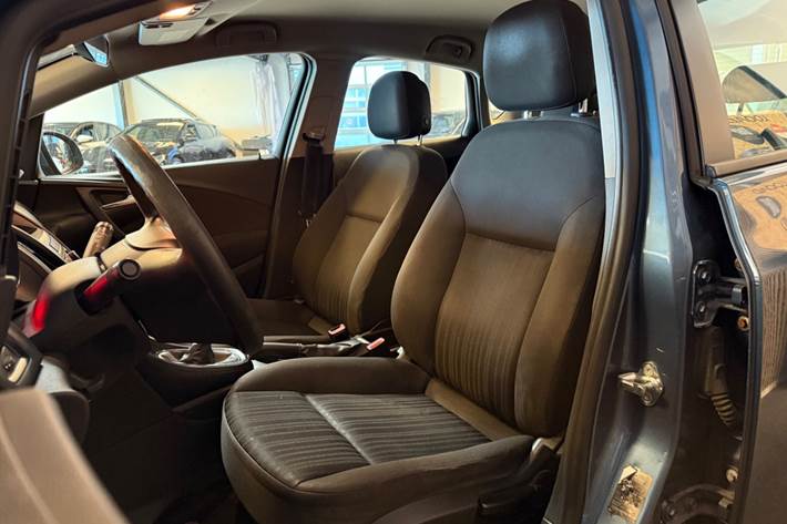 Blå Opel Astra fra 2014