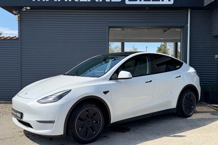 Hvid Tesla Model Y fra 2021