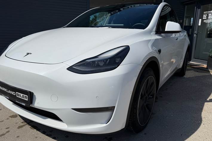Hvid Tesla Model Y fra 2021