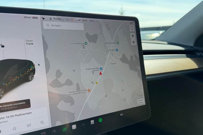 Hvid Tesla Model Y fra 2021