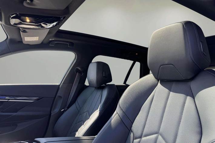 Hvid BMW i5 fra 2025