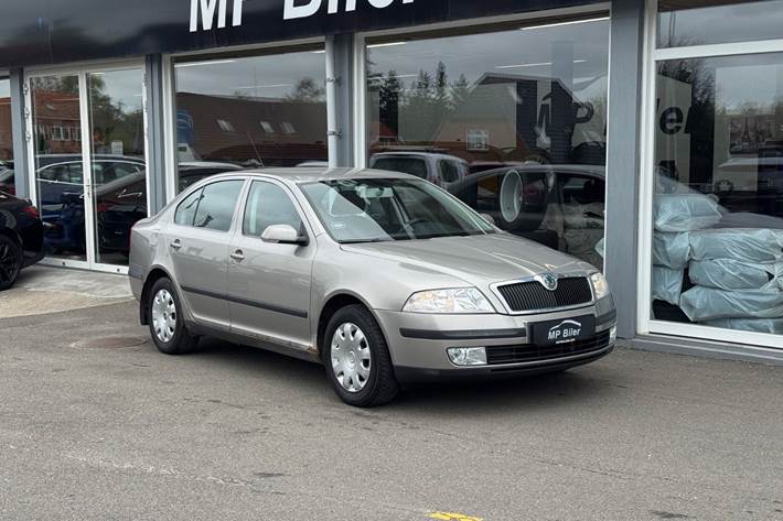 Orange Skoda Octavia fra 2006