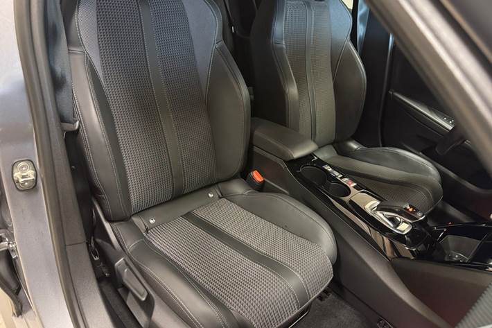 Sølv Peugeot e-208 fra 2021