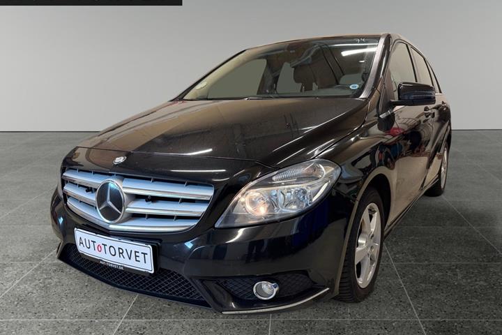 Sort Mercedes B180 fra 2014 set udefra