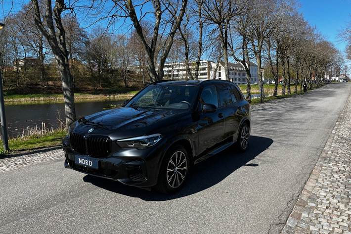 Grøn BMW X5 fra 2022