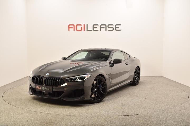 Grå BMW M850i fra 2020 set udefra