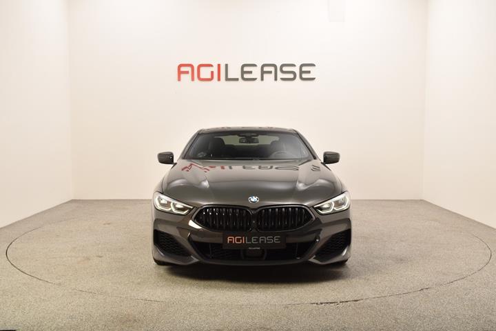 Grå BMW M850i fra 2020