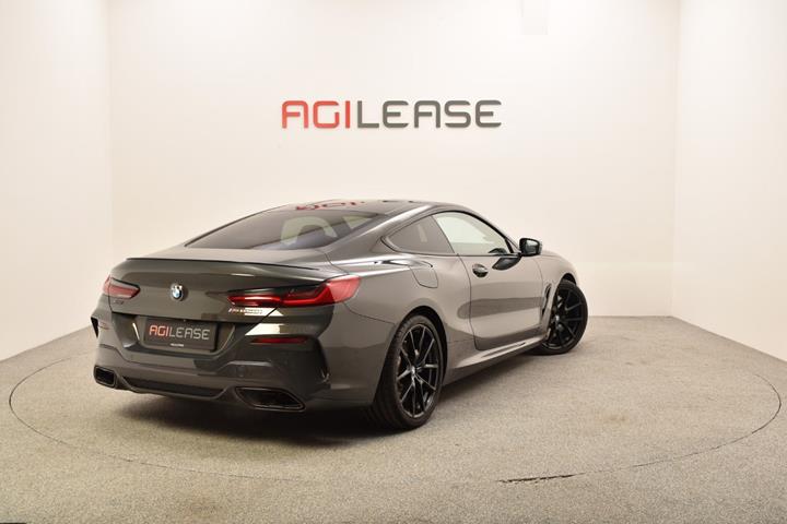 Grå BMW M850i fra 2020