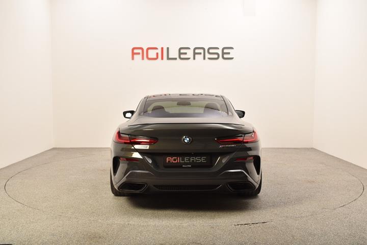 Grå BMW M850i fra 2020