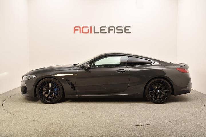 Grå BMW M850i fra 2020
