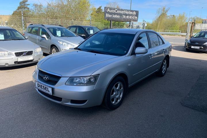 Sølv Hyundai Sonata fra 2007 set udefra