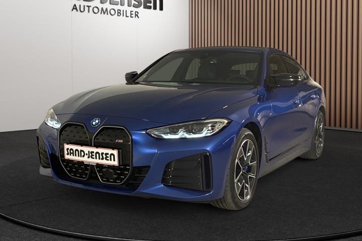 Blå BMW i4 fra 2024 set udefra