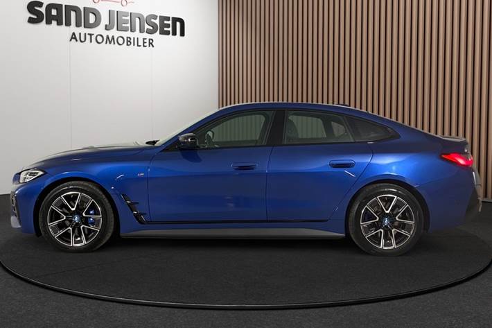 Blå BMW i4 fra 2024