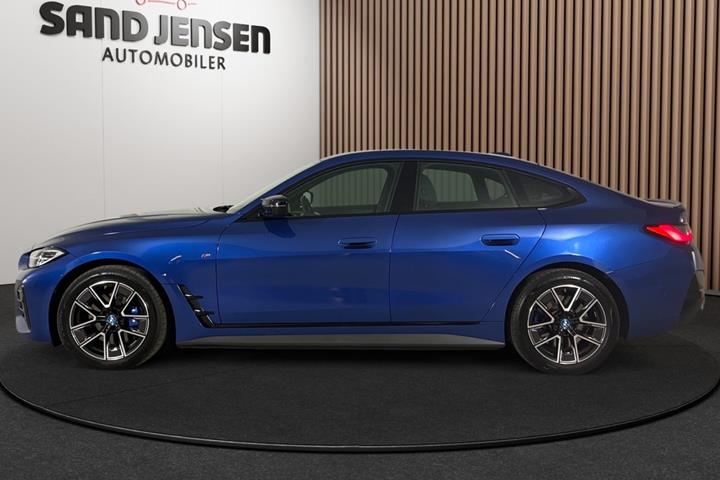 Blå BMW i4 fra 2024