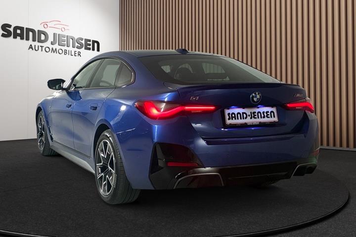 Blå BMW i4 fra 2024