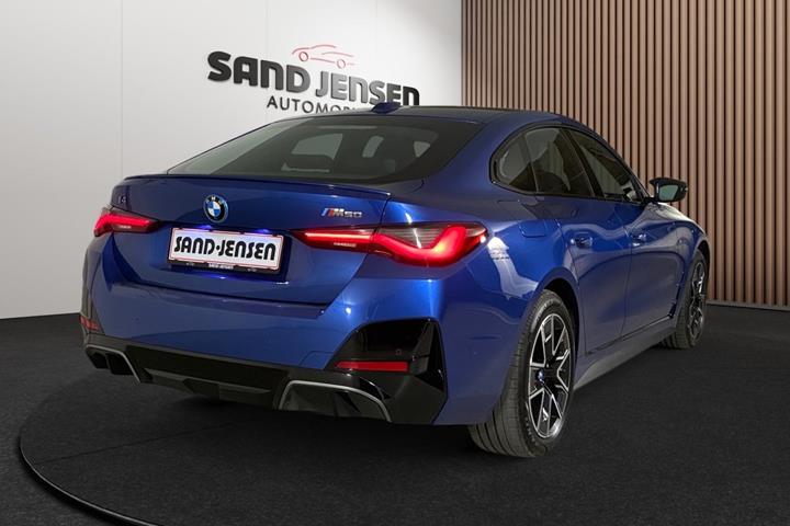 Blå BMW i4 fra 2024