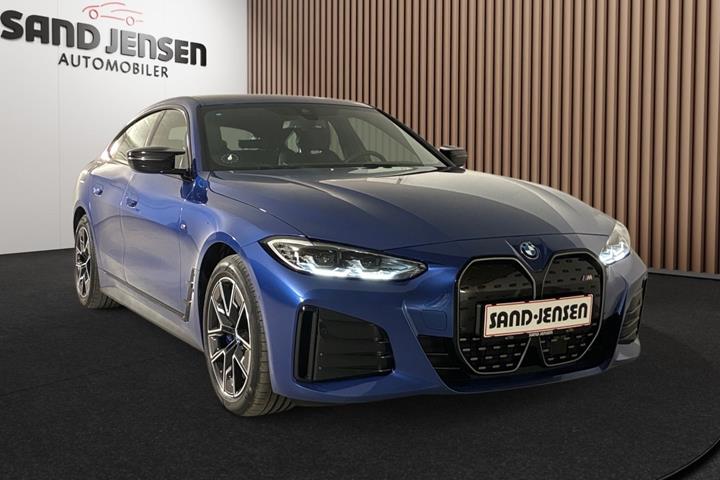 Blå BMW i4 fra 2024