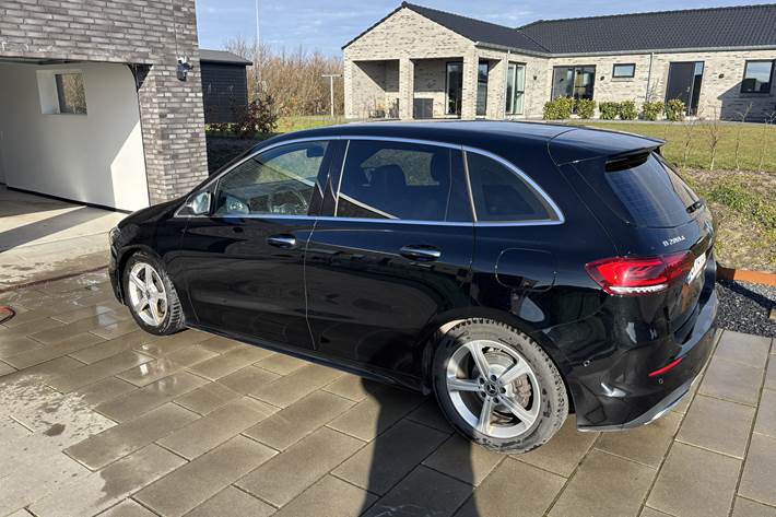 Sort Mercedes B200 d fra 2020